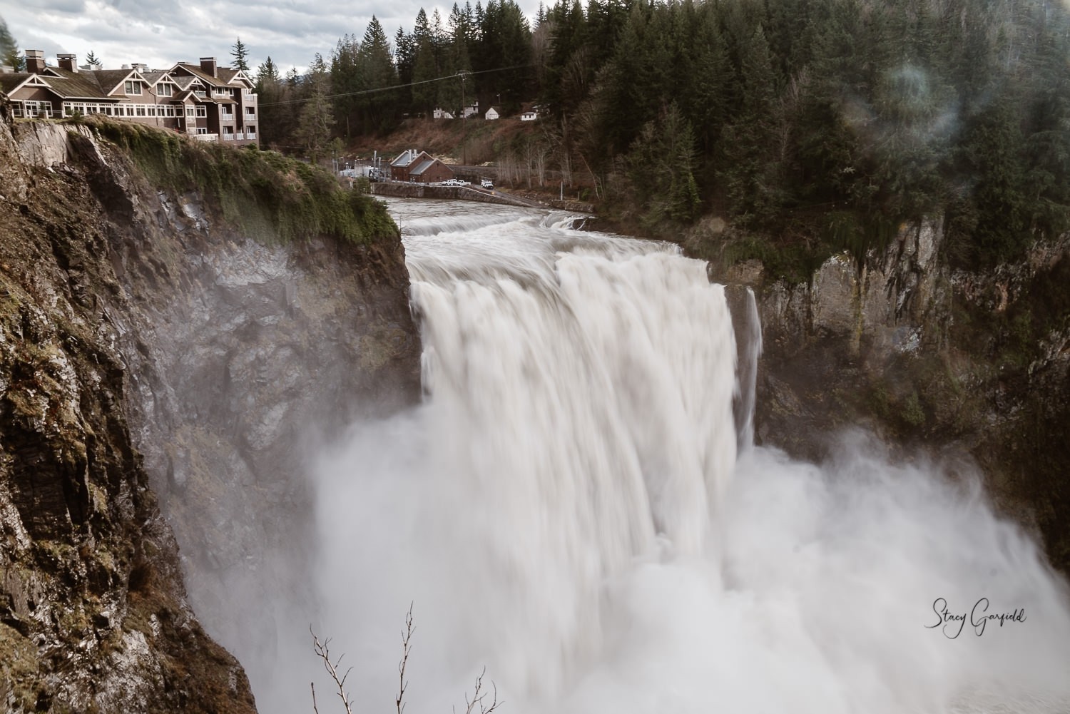 Snoqualmie Valley Elopement Photographer, Salish Lodge and snoqualmie falls in full force, this is a beautiful place to elope in Snoqualmie