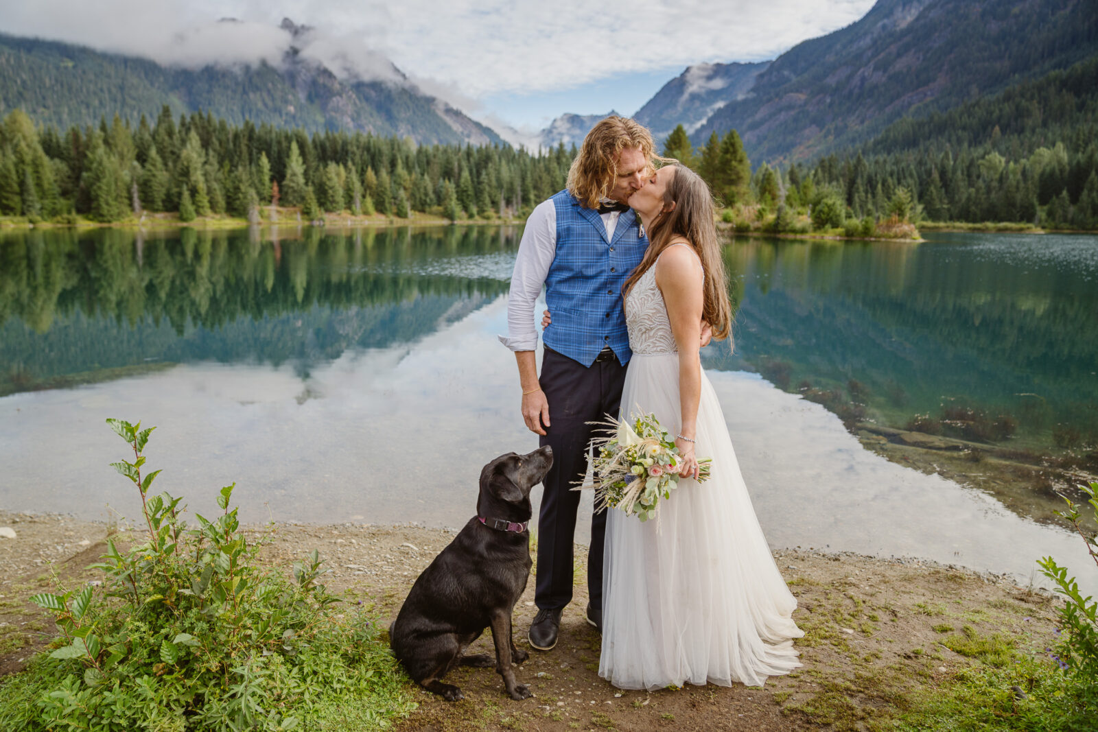 Couple brings their dog along on their adventure elopement in Washington
